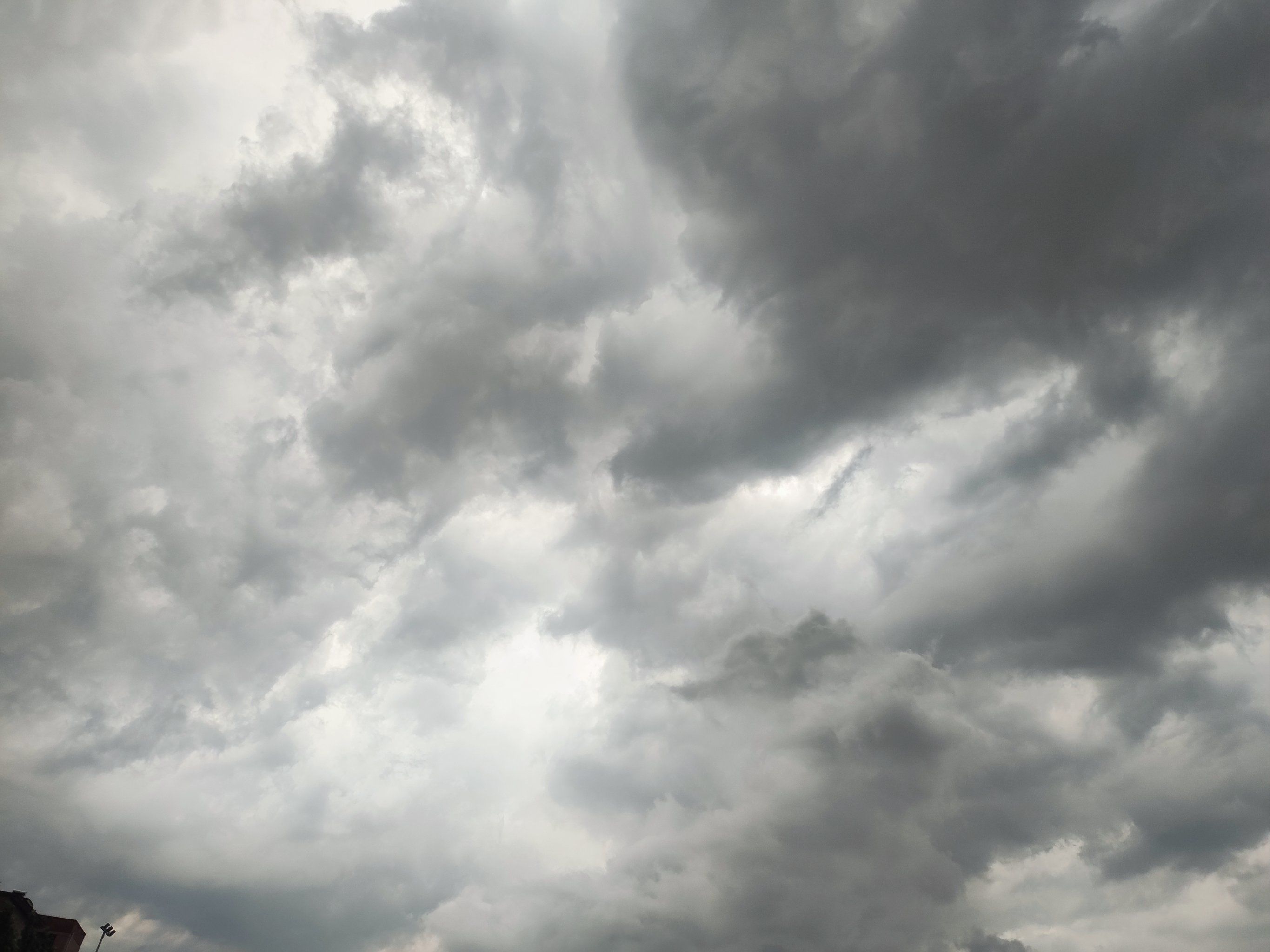 今天大雨前郑州的天空