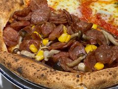 芜菁叶蘑菇烤肠披萨-Primo·丽莫意大利窑烤披萨