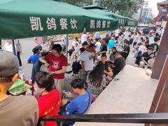 门口排队等位的人-凯鸽酒楼(大同振兴街店)