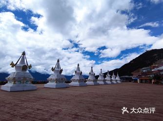 梅里雪山是藏族人心目中的圣山，也是迄今为止人类仍未征