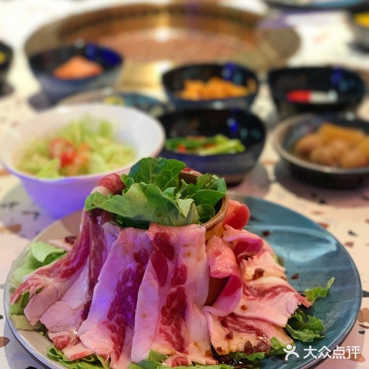 环境： 来自韩国首尔的烤肉果然不一样，装修的是夜店风