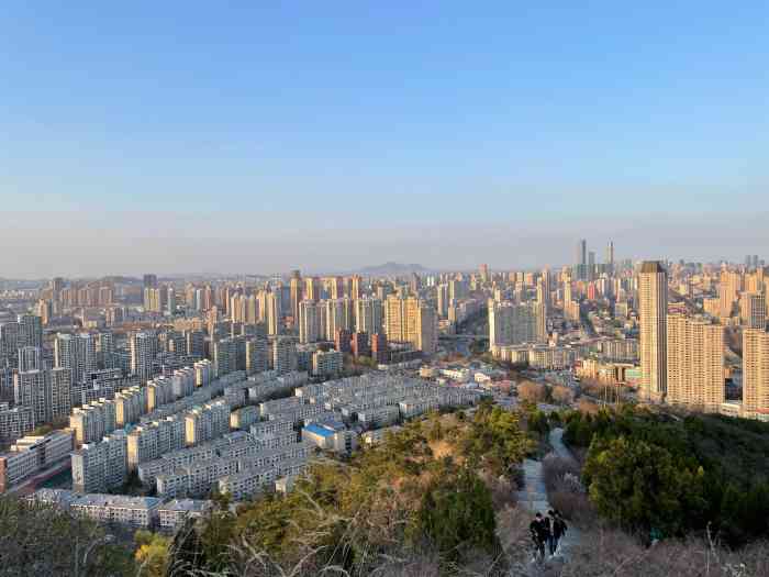 富国公园-"其实就是一个山坡上的居民健身公园,由于地.