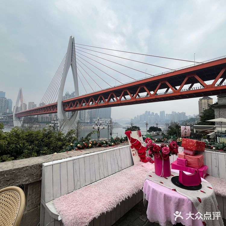 龙门浩老街的江景餐厅位置太好了,坐在这喝茶吃饭我能呆半天