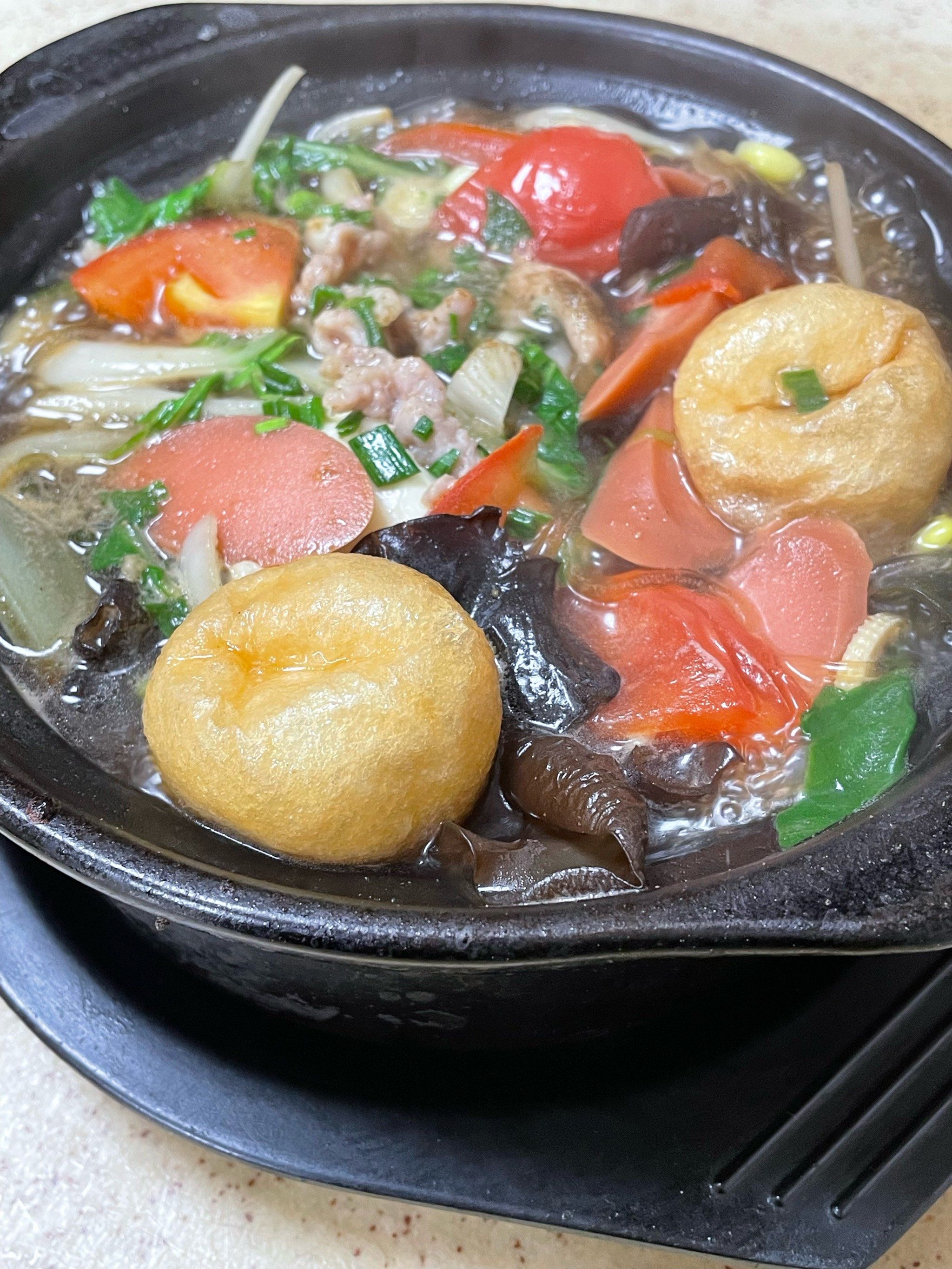 感觉好多年没吃砂锅了 点了一份三鲜砂锅东西很多 好吃的呀