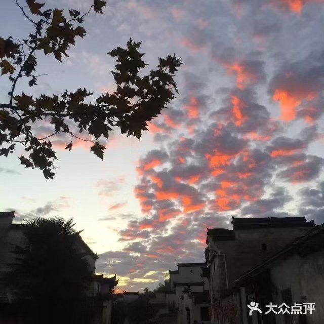 晚上有静谧的奶茶店也有嗨到爆的酒吧，看自己的选择咯