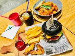 特色牛肉芝士汉堡-LO CALCOW卡路力轻食主义餐厅(陆家嘴店)
