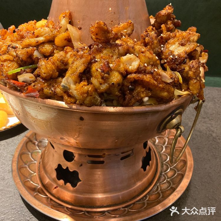 送一个凉菜，上面一层牛蛙