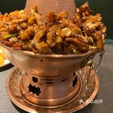 送一个凉菜，上面一层牛蛙