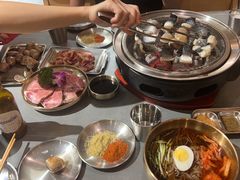 -围炉肉舍•炭烤活鳗•丹东海鲜烤肉(步行街店)