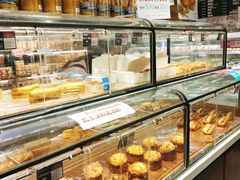 面包甜点陈列柜-金凤成祥(东直门现烤面包店)