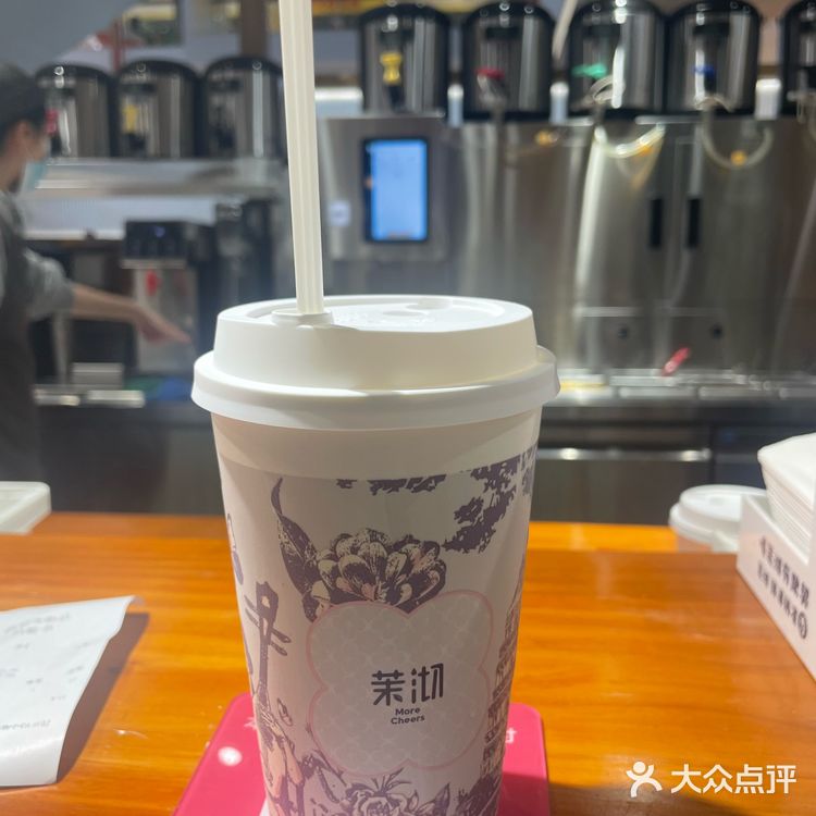 山中何事？ 松花酿酒，春水煎茶。