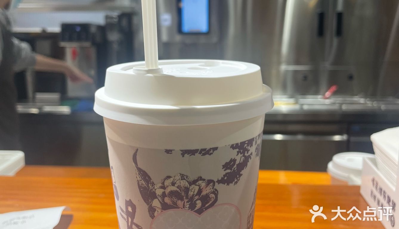 山中何事？ 松花酿酒，春水煎茶。