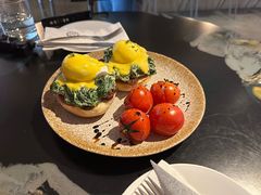 班尼迪克蛋蜜汁叉烧肉早午餐-The Rug(三里屯店)