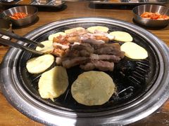 厚切五花肉-·缸桶屋·韩式牛肋条自助烤肉(西湖D11店)