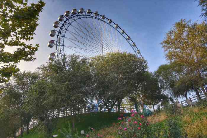 喀什摩天轮-"远远的合照了一张就是普通的摩天轮啊[呲.