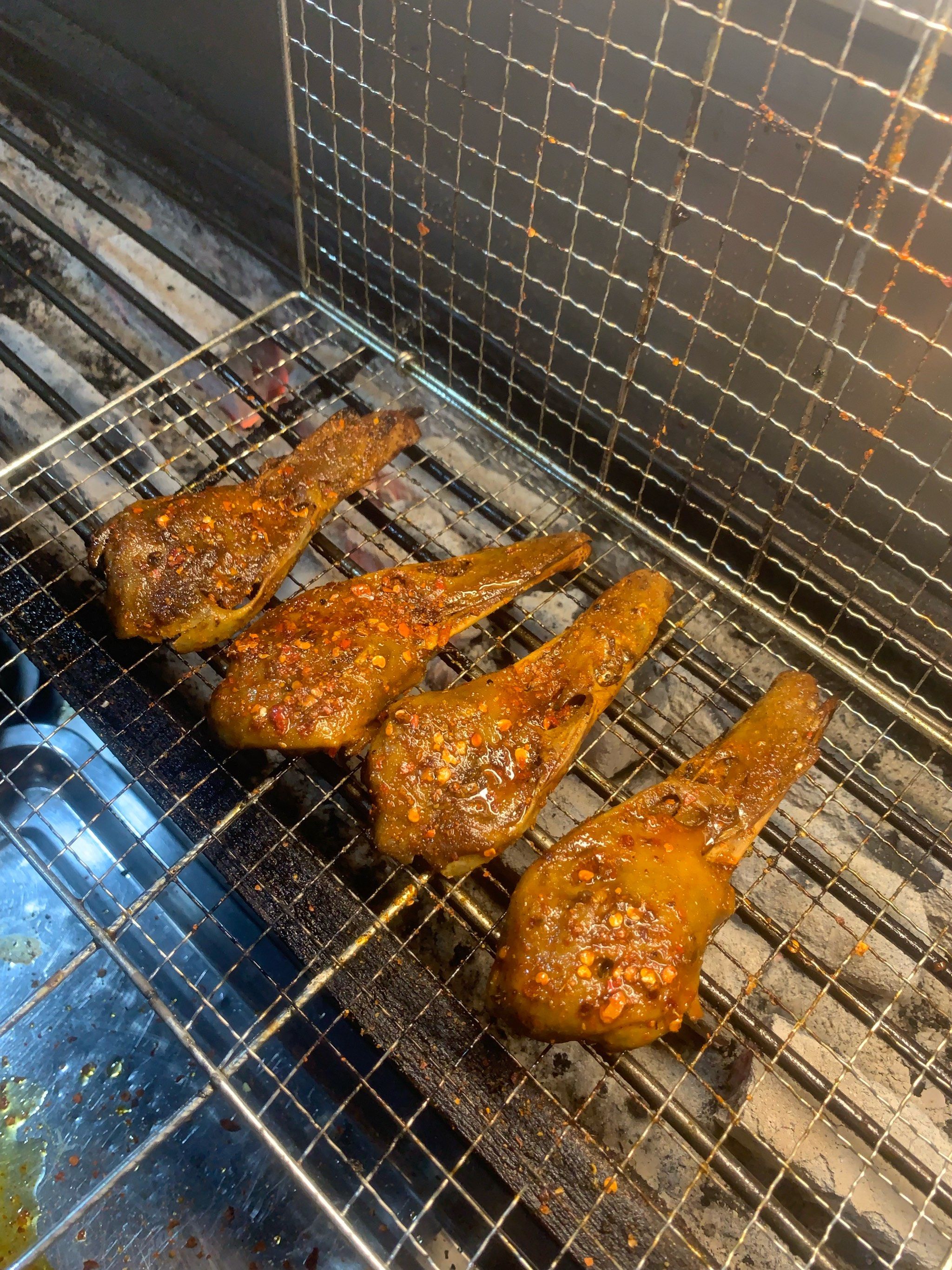 必烤宜宾烧烤推出的主打,不是人人敢尝试的烤鸭头,以其独特的