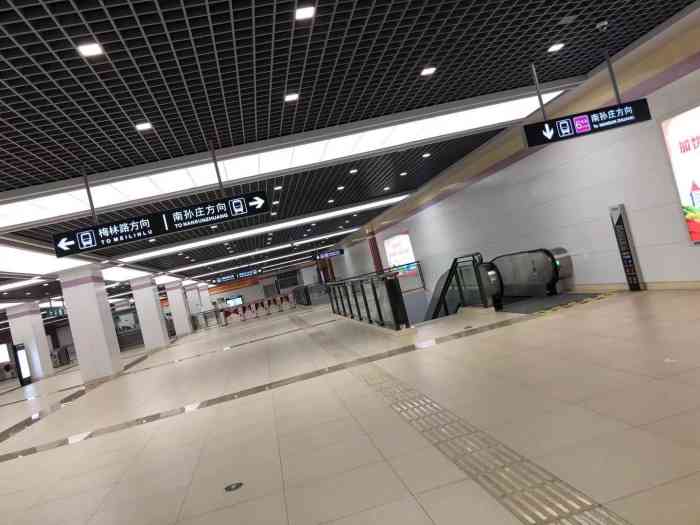 鼓楼(地铁站)-"我天津的大地铁,建设的很宽敞,车厢也很舒.