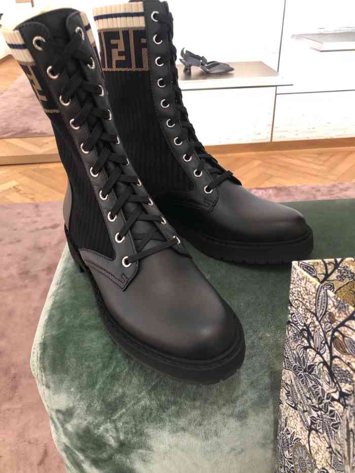 fendi(华润万象城店)-"爱生活爱点评. 路过芬迪时候被门口这个.