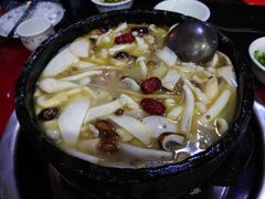 石锅野菌松茸鸡-南渝食府.墨脱石锅松茸鸡