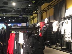 -阿迪达斯(百联徐汇商业广场运动旗舰店)