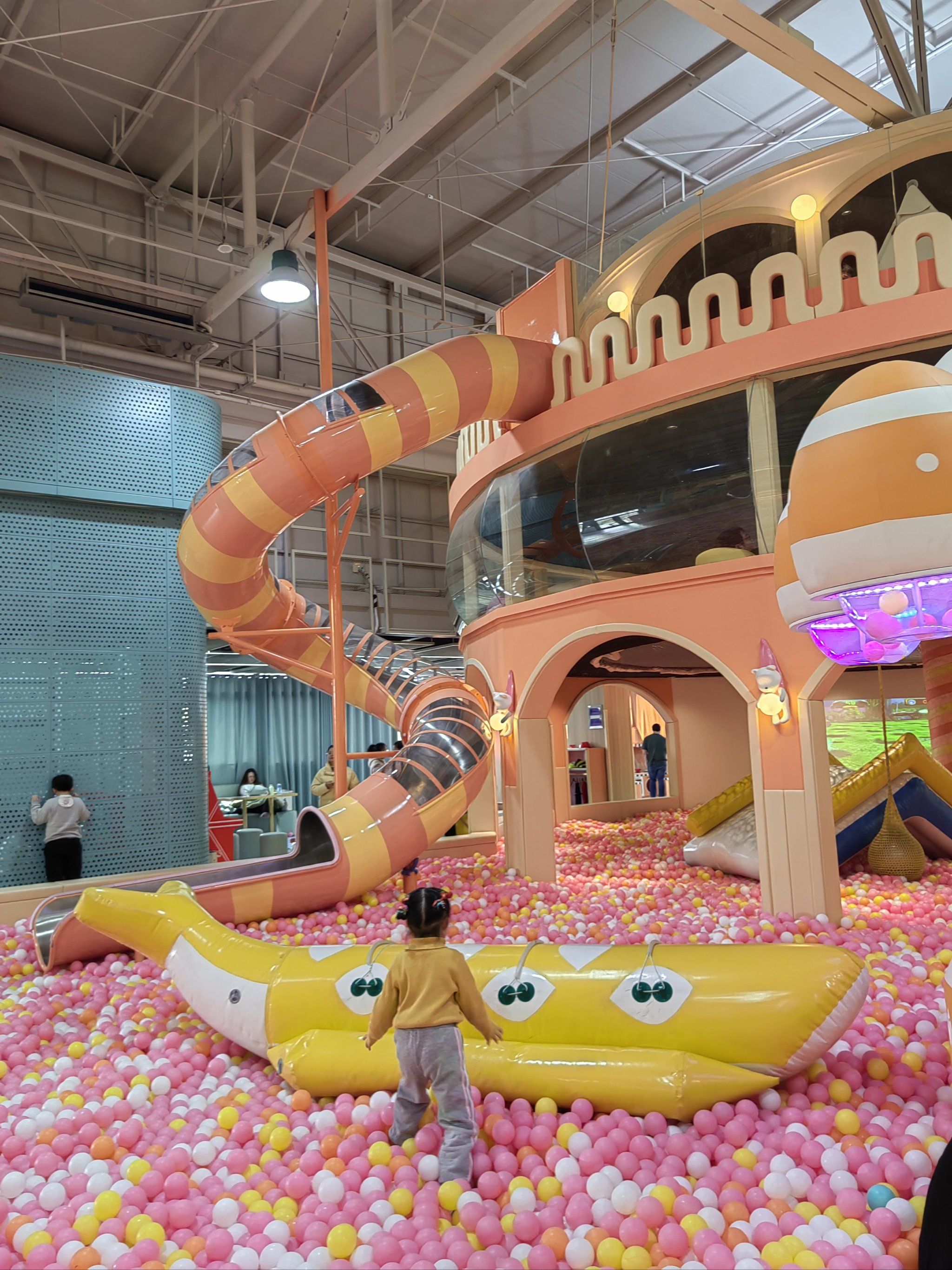 这家糖果色的儿童乐园又大又好玩