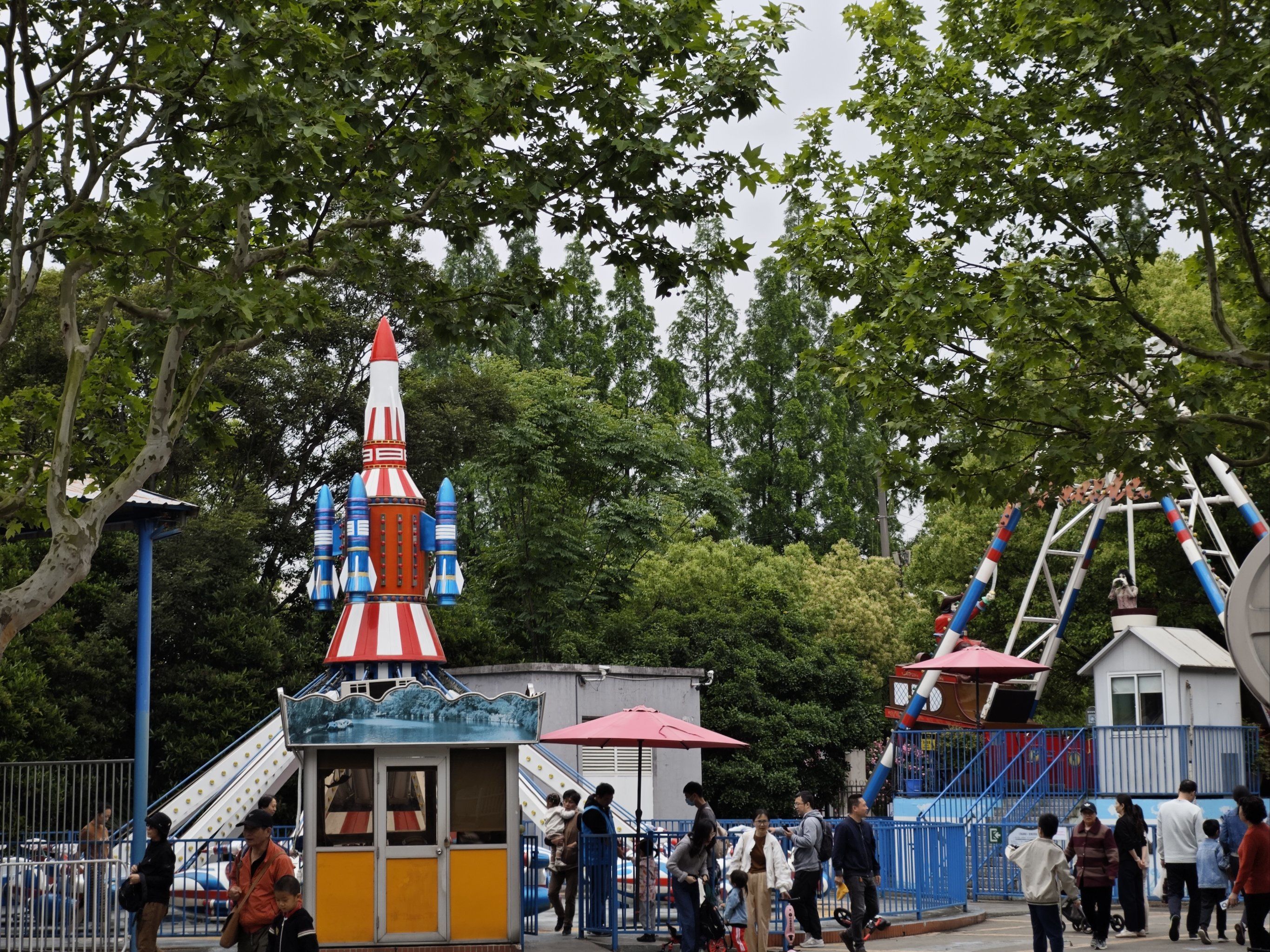 长风公园游乐场溜娃,项目还是挺多的