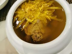金丝皇菊炖乳鸽汤-玉丰国际酒店·玉宴中餐厅