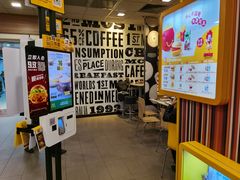 等位区-麦当劳(中山公园龙之梦店)