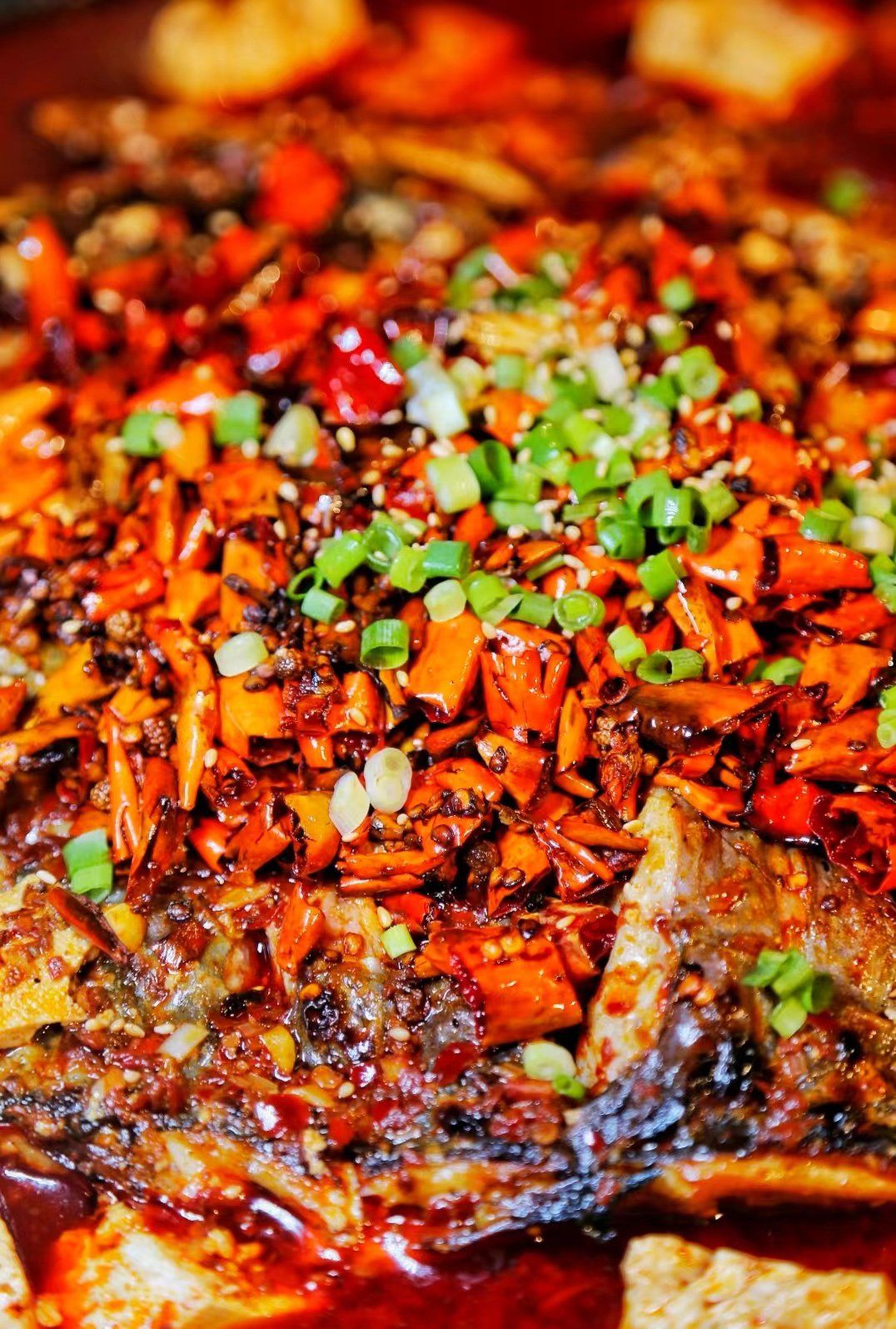 香辣烤鱼的底料是手工炒的,没有香精,色素