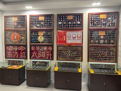 -毛泽东像章珍藏馆