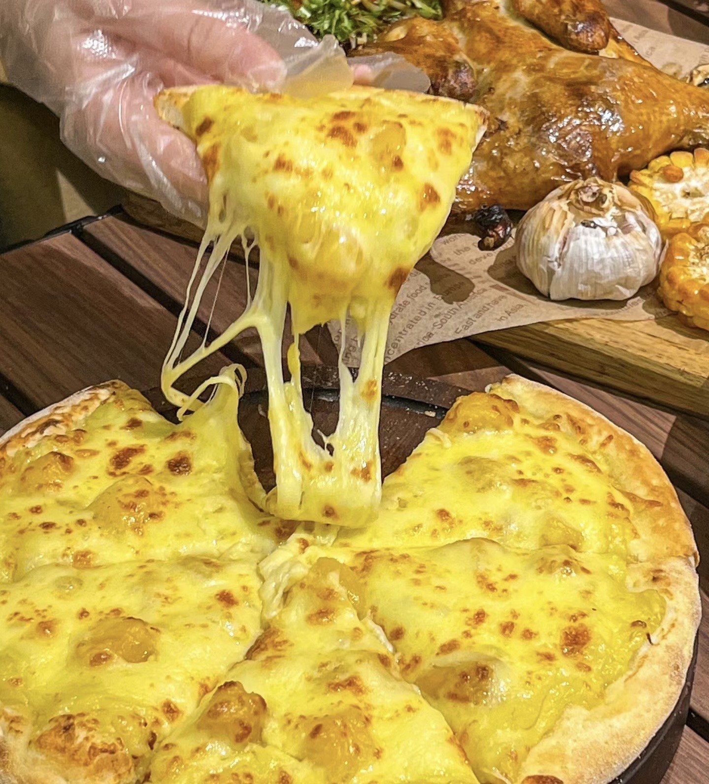 满满拉丝的榴莲芝士披萨