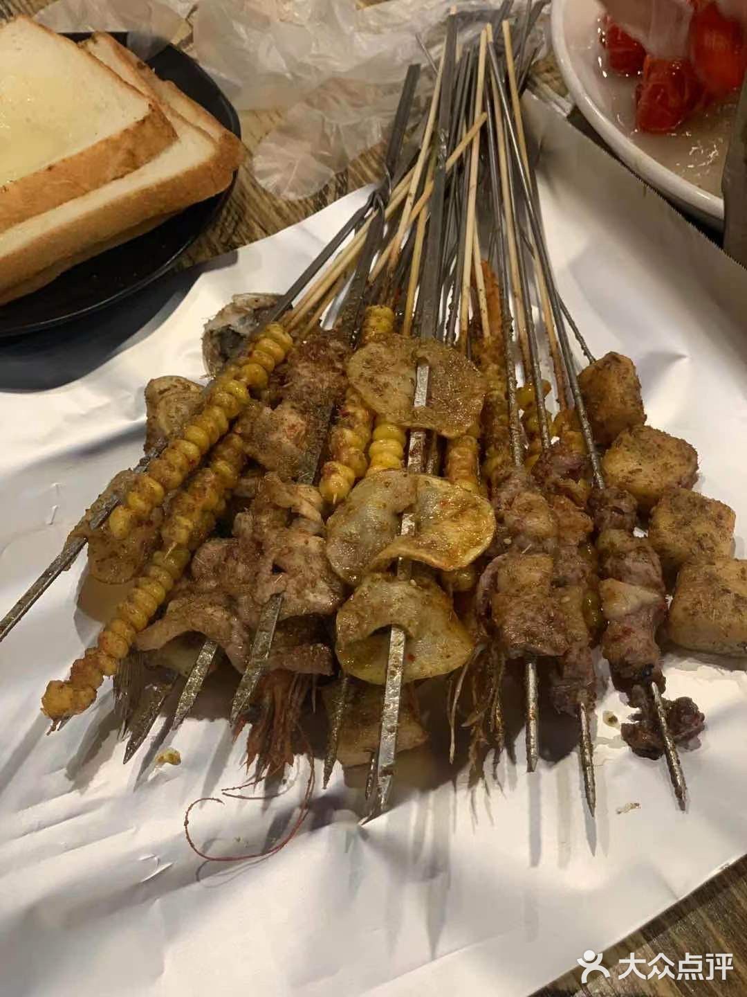 应有尽有的一家烧烤店龙虾烧烤尤其烤羊腿一绝