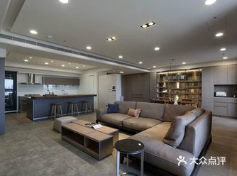 室内没有多余的修饰，在建筑物原本轮廓上恰到好处的调节