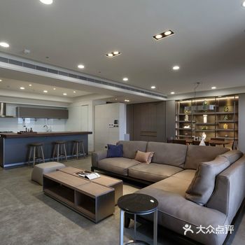 室内没有多余的修饰，在建筑物原本轮廓上恰到好处的调节