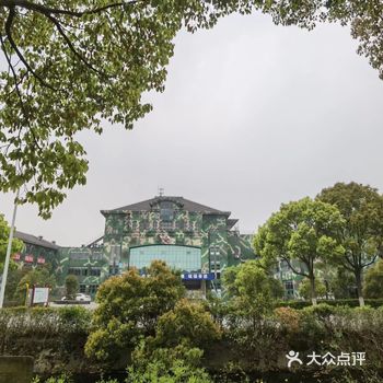 上海申隆生态园，位于上海市奉贤区青村镇，距上海市中心