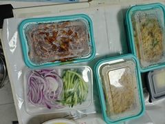 黄瓜丝和洋葱丝-合合春饼·酱骨·东北菜(潘家园店)