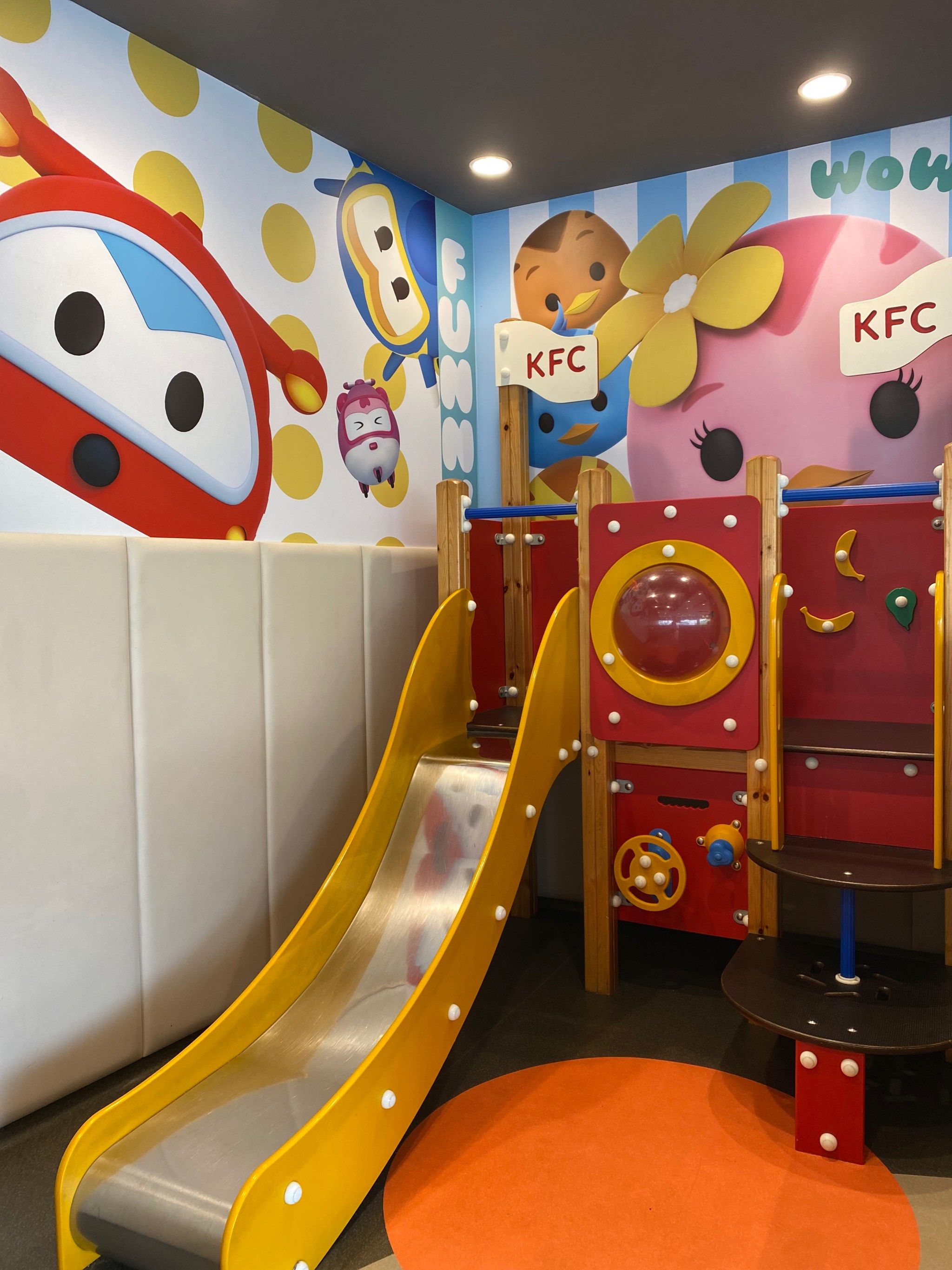 新华医院旁边的这家kfc真不错:二楼有一个小型的儿童乐园(只有一个