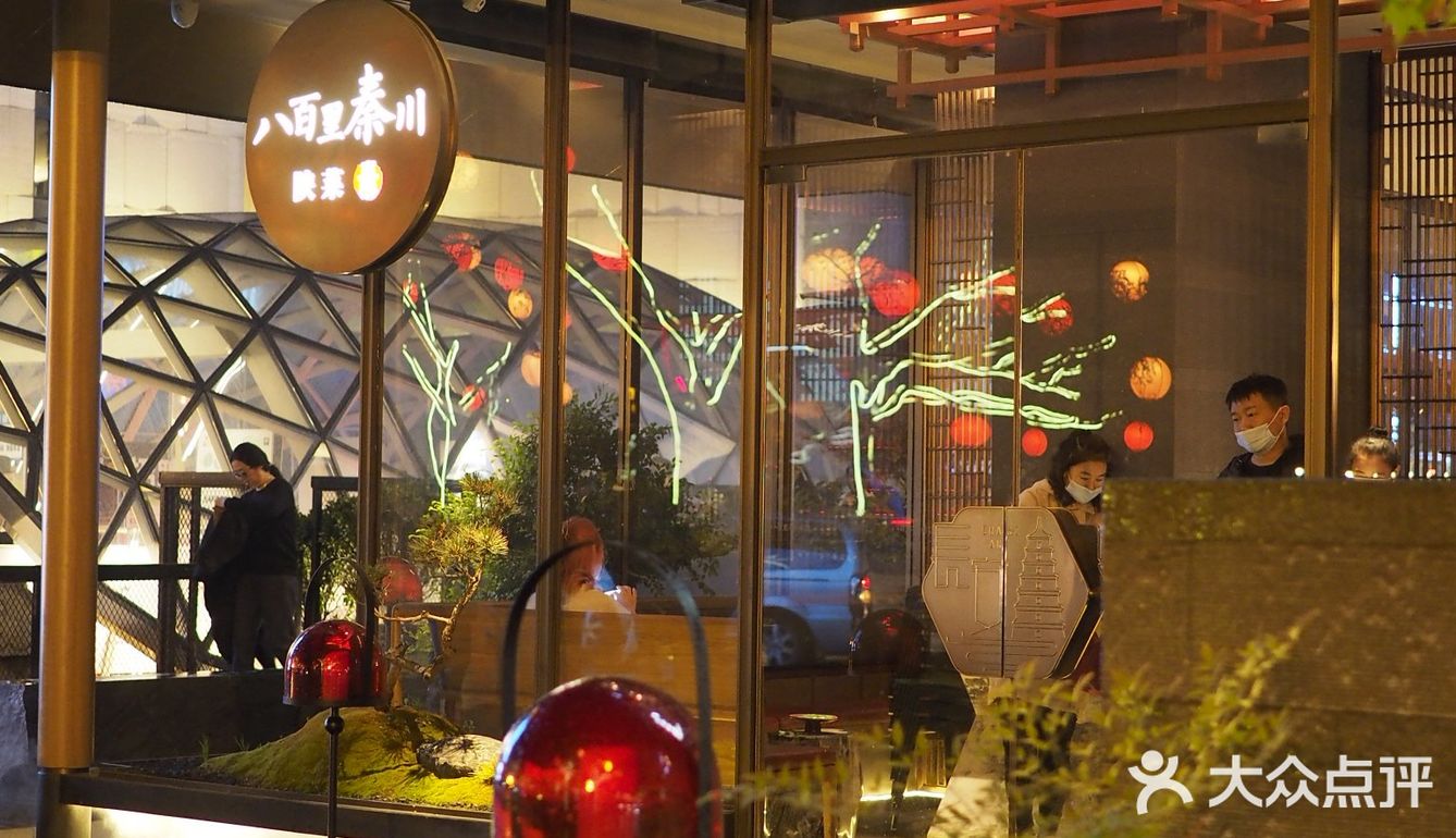 一边吃饭一边欣赏舞蹈，不香吗[胜利]