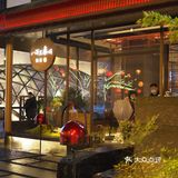 一边吃饭一边欣赏舞蹈，不香吗[胜利]