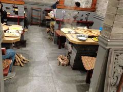 大堂-万里闯关东铁锅炖菜馆(高新旗舰店)