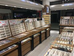 -美式眼镜·授权蔡司.依视路.尼康.豪雅.明月(人民广场店)