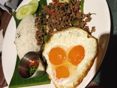 泰式打抛牛肉煎蛋配饭-翡翠鸟精品泰国菜(北辰财富中心店)