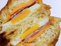 鸡蛋培根可颂堡-星巴克(迪士尼小镇店)