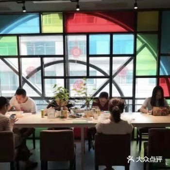 我同学带我去你的 24小时k书馆在这里呆了几个小时逛
