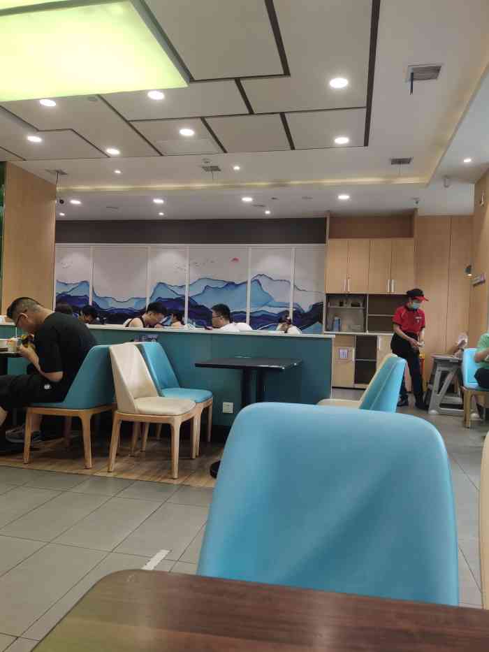 魏家凉皮(光华路店)-"中午饭在这里解决,主要因为太冷,刚好路过.