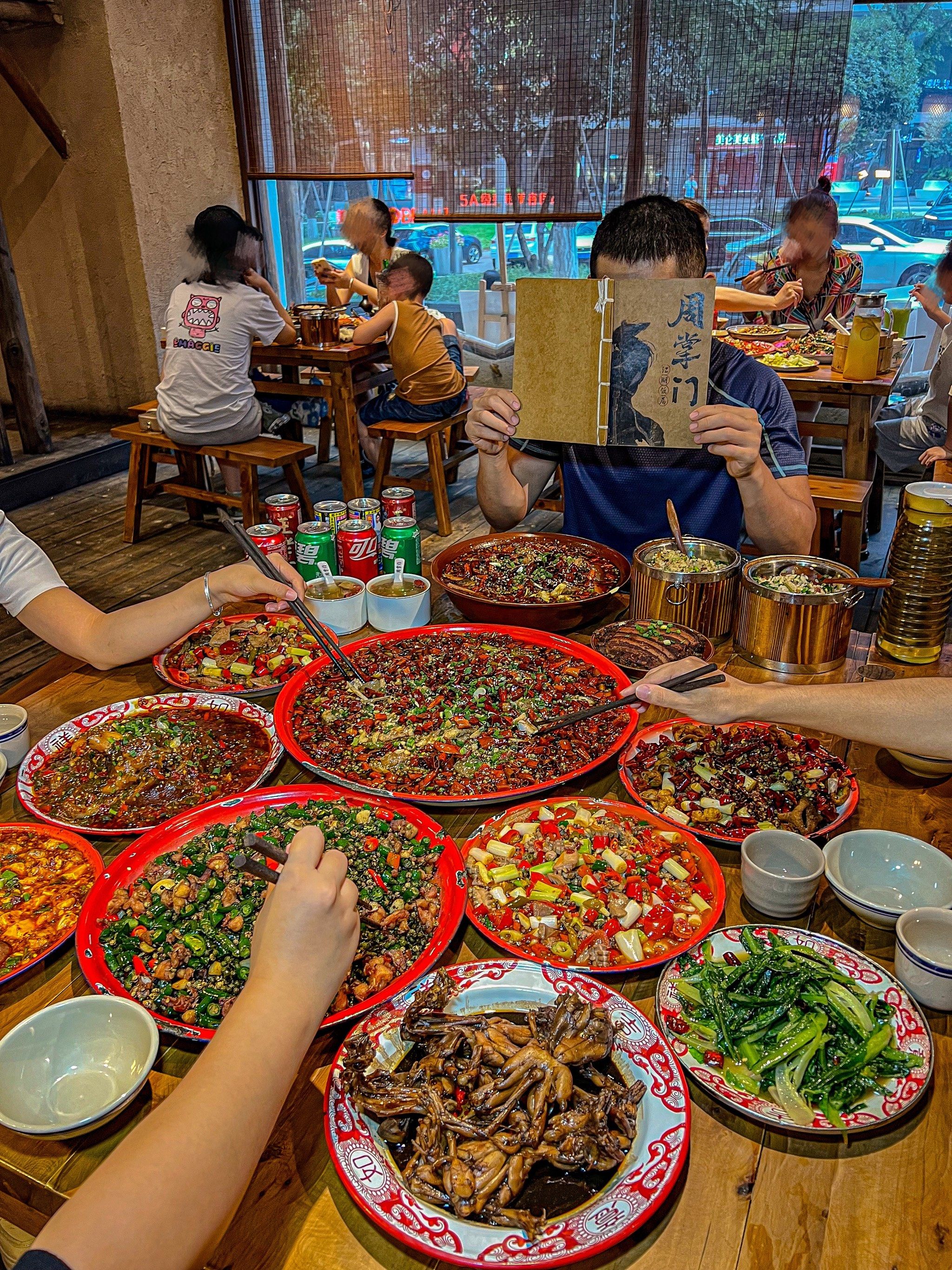 满桌川菜大满足来咯