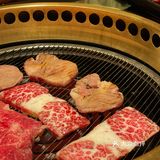 被烤的油渍渍的，一口在嘴巴里爆汁太美味了！