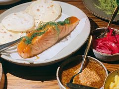 烟熏三文鱼配烤饺子皮和芥末籽酱-BOR Eatery(安福路店)