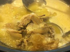 浓厚原只鸡煲花胶汤-鲜入围煮花胶鸡海鲜火锅