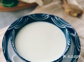 姜撞奶是广东一道传统甜品，将一定温度的水牛奶跟姜汁撞